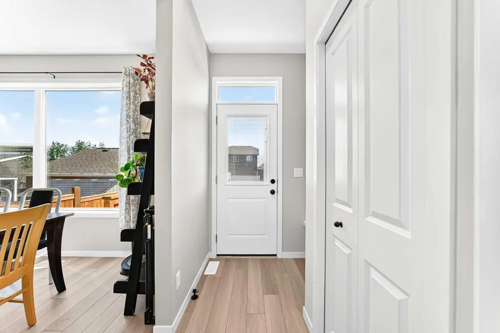 96 Wolf Gate Okotoks AB T1S 5T9