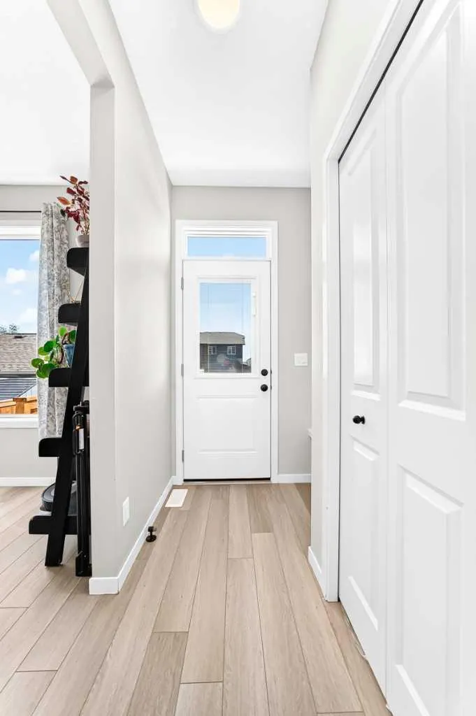 96 Wolf Gate Okotoks AB T1S 5T9