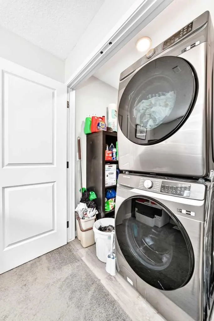 96 Wolf Gate Okotoks AB T1S 5T9