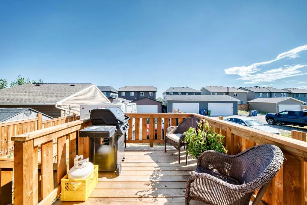96 Wolf Gate Okotoks AB T1S 5T9