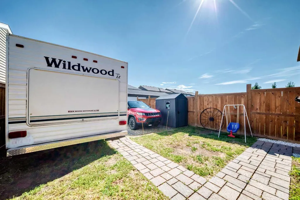 96 Wolf Gate Okotoks AB T1S 5T9