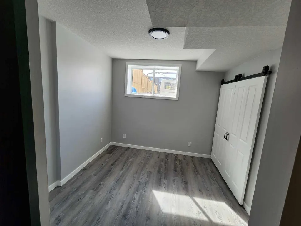 96 Wolf Gate Okotoks AB T1S 5T9