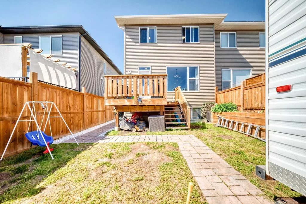 96 Wolf Gate Okotoks AB T1S 5T9