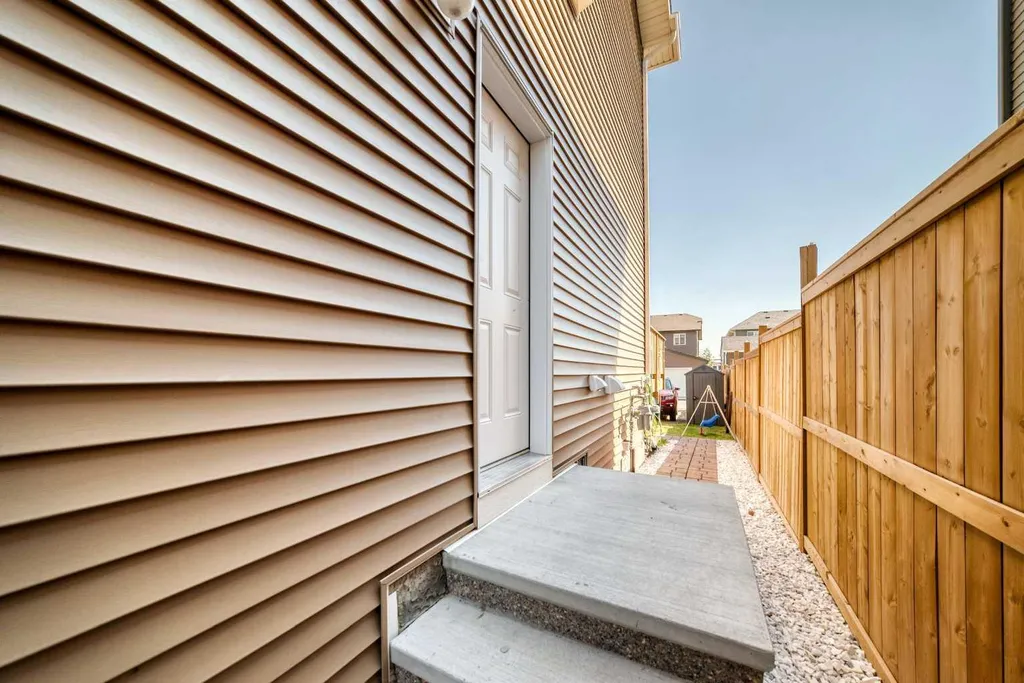 96 Wolf Gate Okotoks AB T1S 5T9