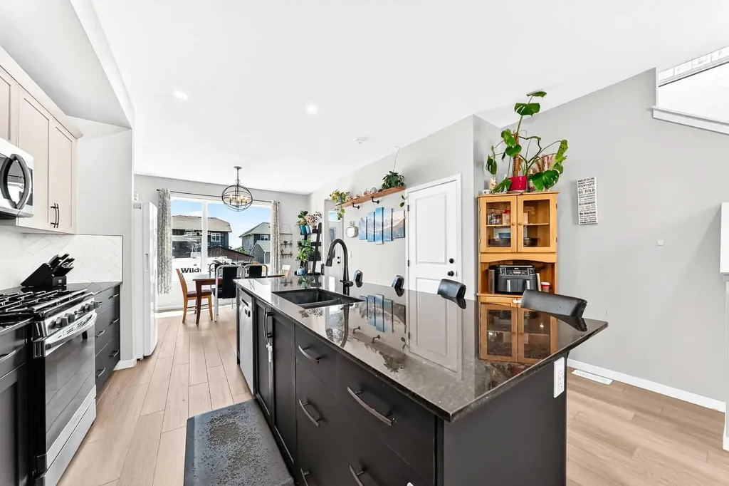 96 Wolf Gate Okotoks AB T1S 5T9