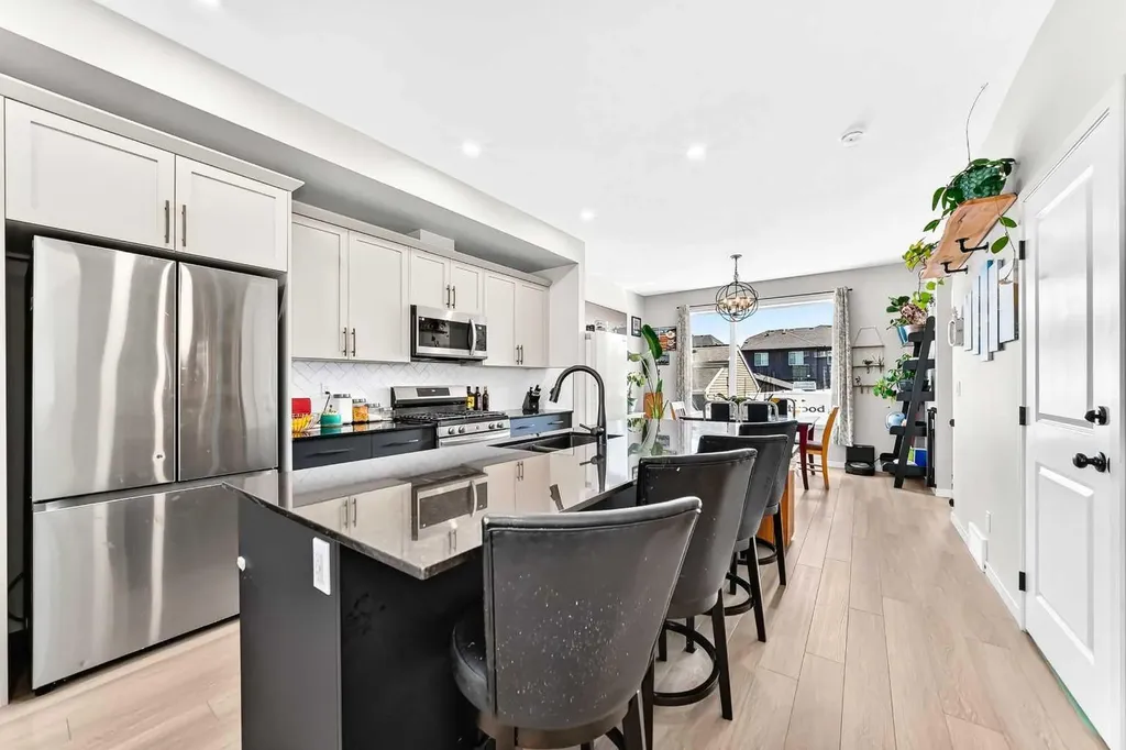 96 Wolf Gate Okotoks AB T1S 5T9