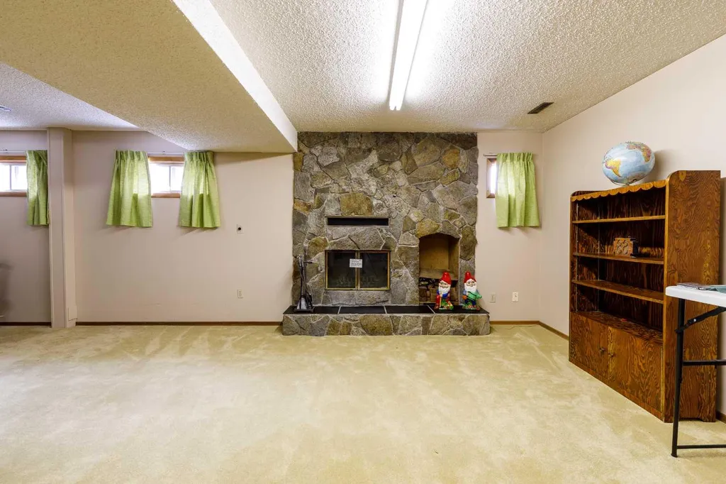 88 Mccullough Crescent Red Deer AB T4R 1S7