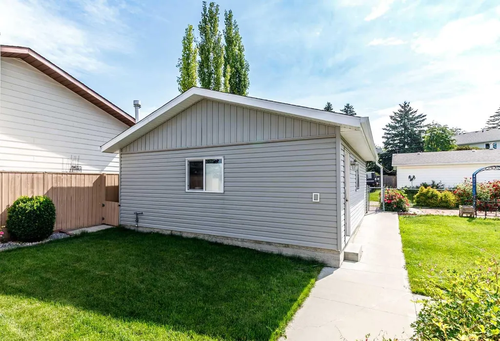 88 Mccullough Crescent Red Deer AB T4R 1S7