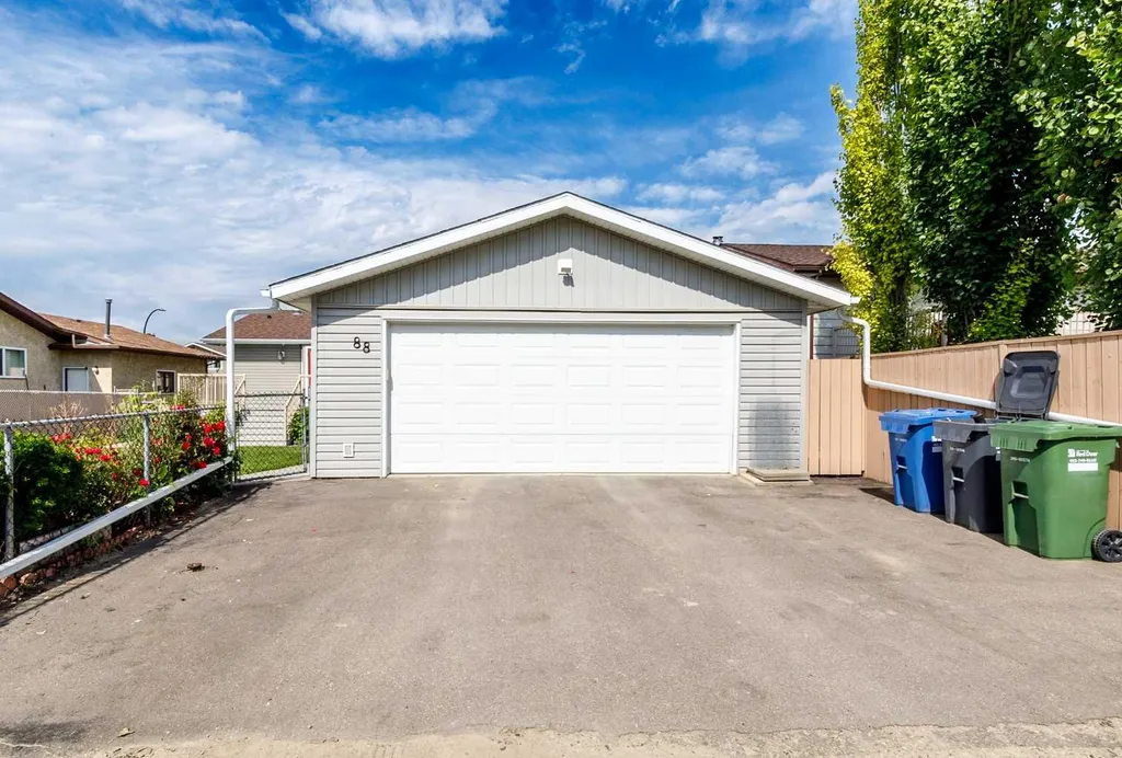 88 Mccullough Crescent Red Deer AB T4R 1S7