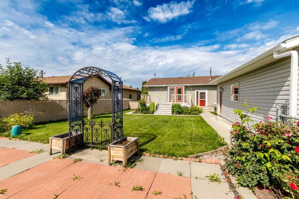 88 Mccullough Crescent Red Deer AB T4R 1S7