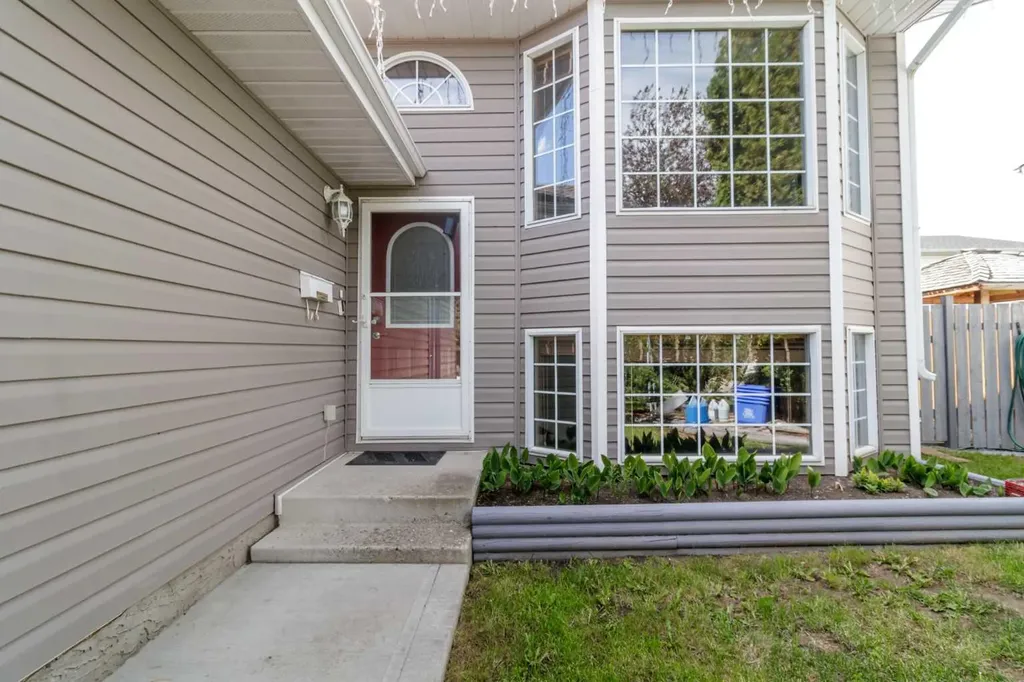 3 Pickering Close Sylvan Lake AB T4S 1K2
