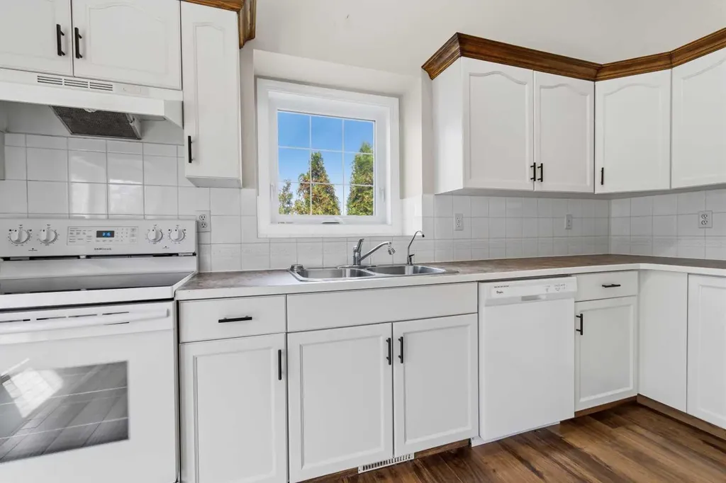 3 Pickering Close Sylvan Lake AB T4S 1K2