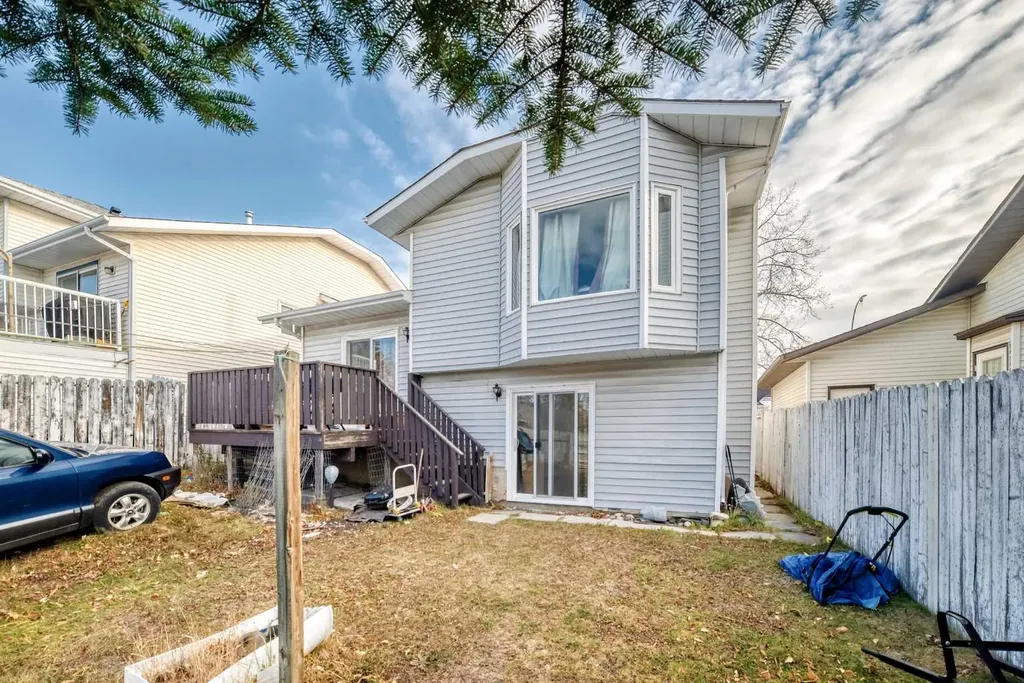 179 Hawkwood Boulevard NW Calgary AB T2R 0B3
