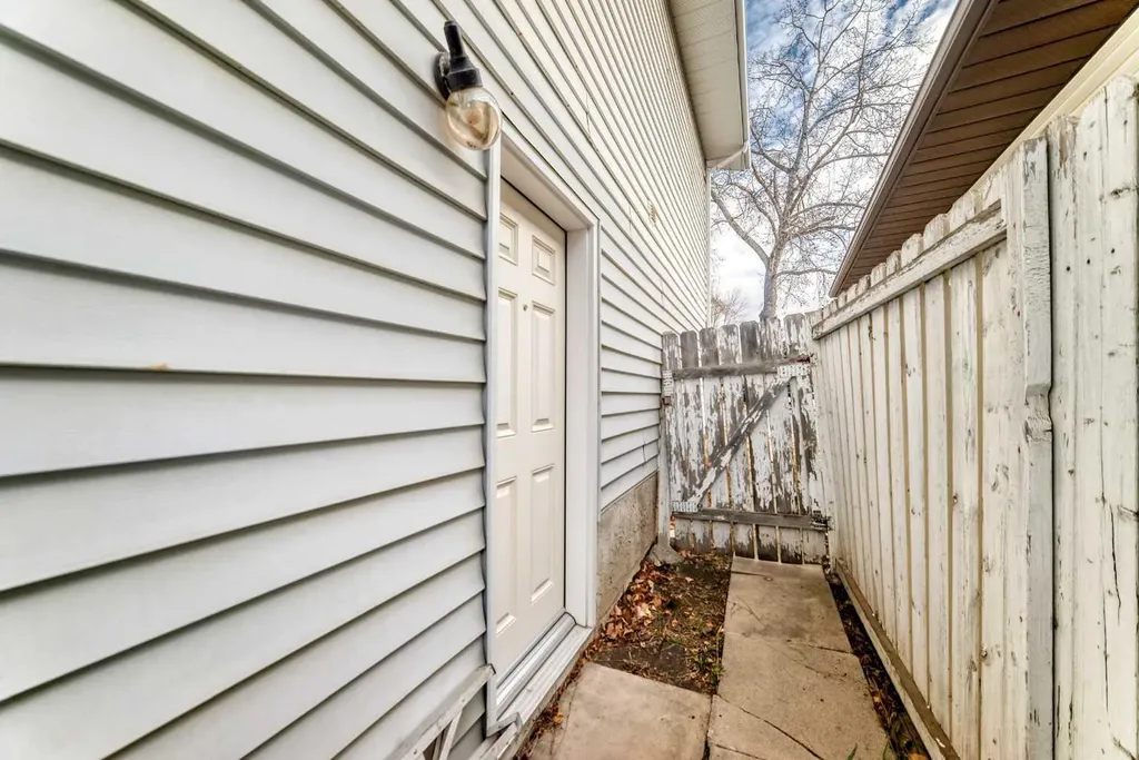 179 Hawkwood Boulevard NW Calgary AB T2R 0B3