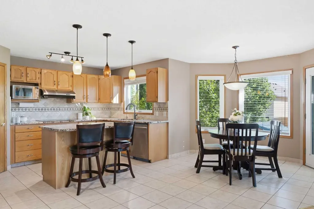 12 Edgeridge Green NW Calgary AB T3A 6A9