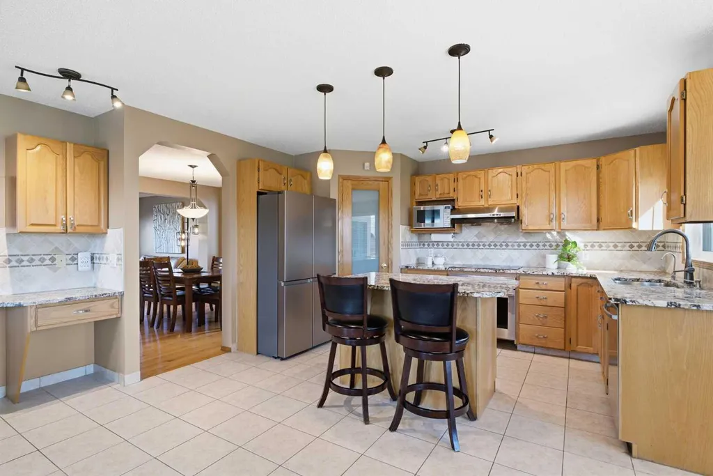 12 Edgeridge Green NW Calgary AB T3A 6A9