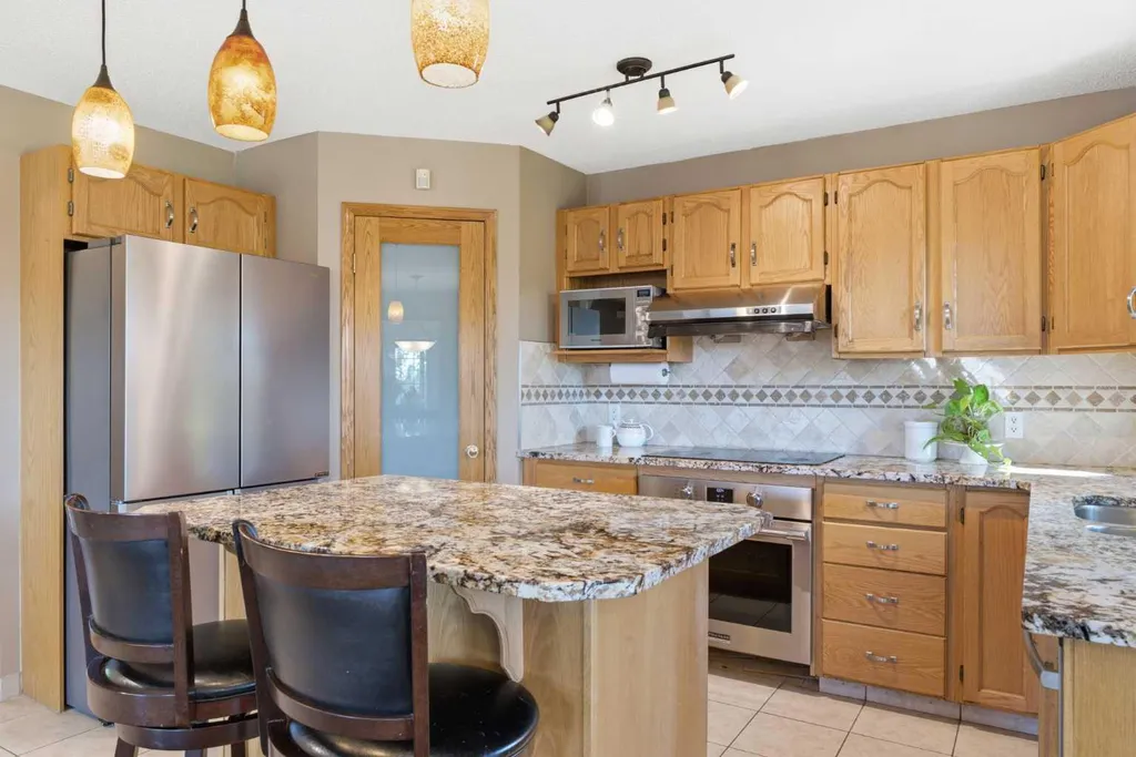 12 Edgeridge Green NW Calgary AB T3A 6A9