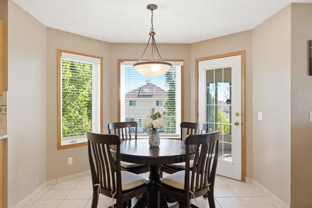 12 Edgeridge Green NW Calgary AB T3A 6A9