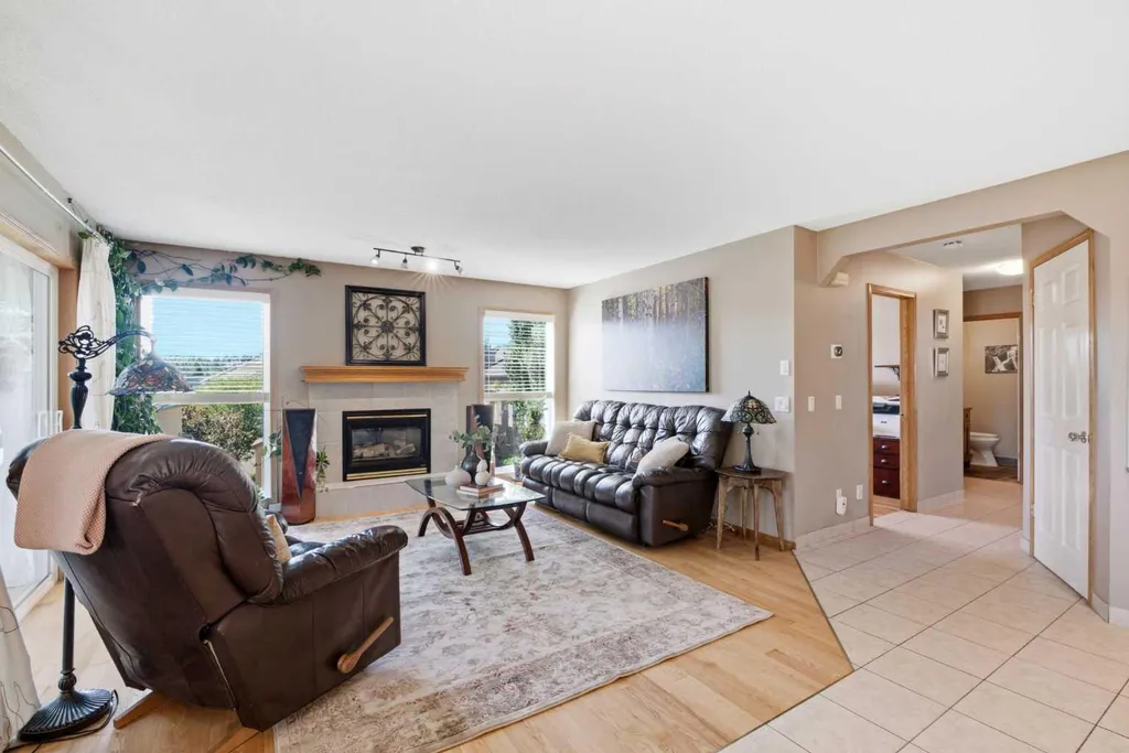 12 Edgeridge Green NW Calgary AB T3A 6A9