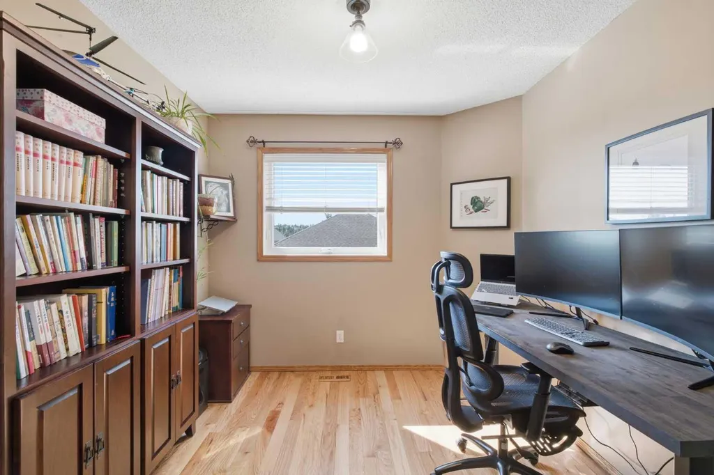 12 Edgeridge Green NW Calgary AB T3A 6A9