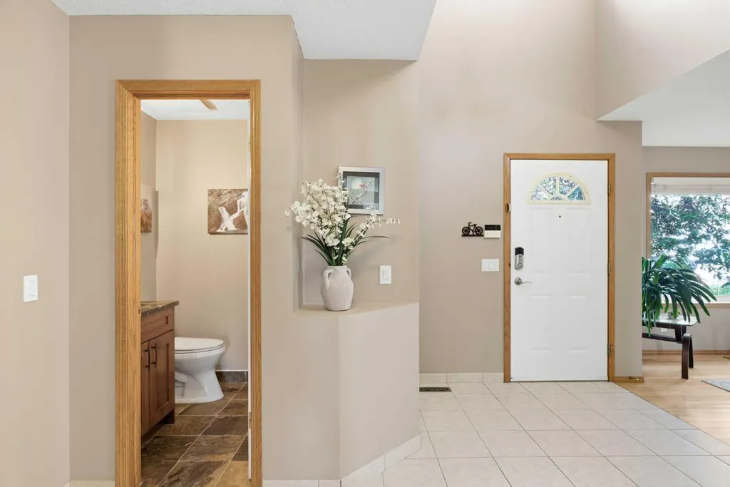 12 Edgeridge Green NW Calgary AB T3A 6A9