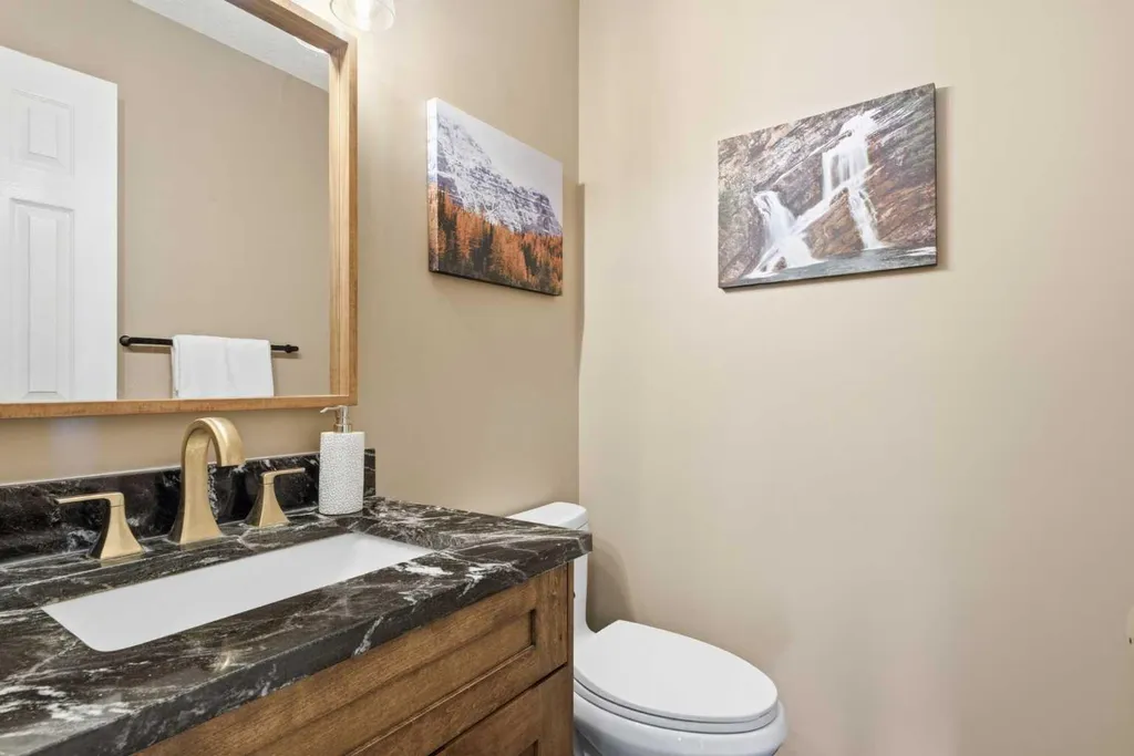 12 Edgeridge Green NW Calgary AB T3A 6A9