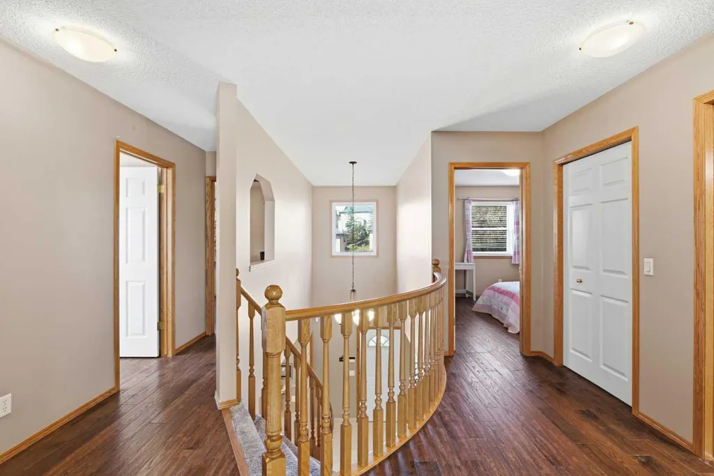 12 Edgeridge Green NW Calgary AB T3A 6A9