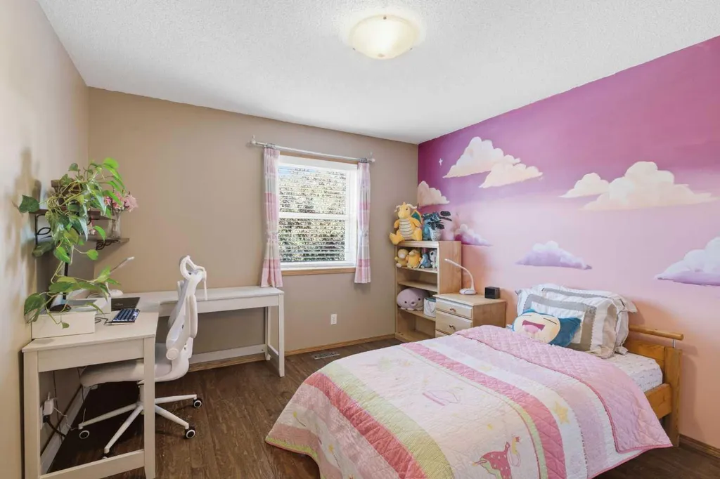 12 Edgeridge Green NW Calgary AB T3A 6A9