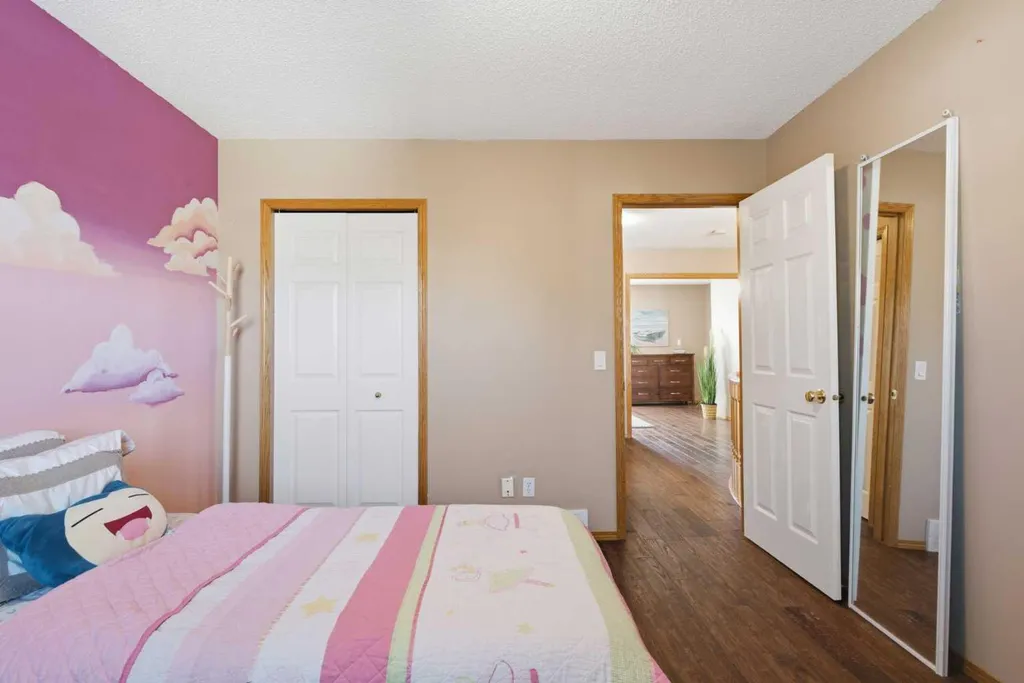 12 Edgeridge Green NW Calgary AB T3A 6A9