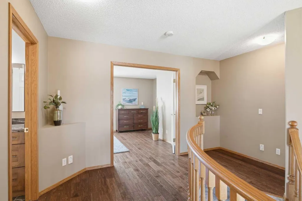 12 Edgeridge Green NW Calgary AB T3A 6A9