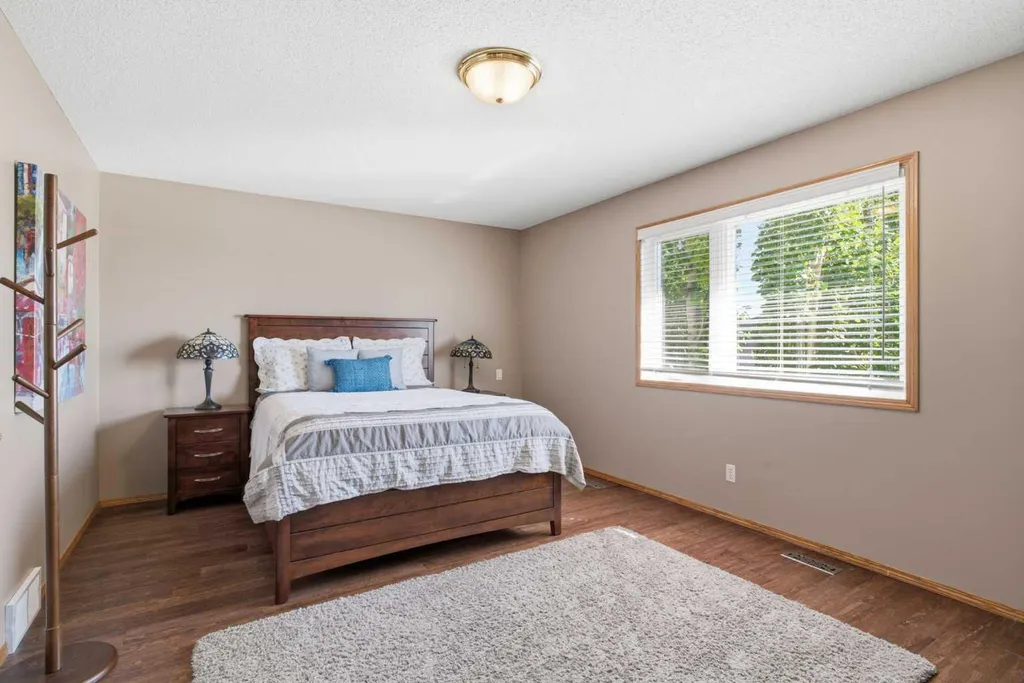 12 Edgeridge Green NW Calgary AB T3A 6A9