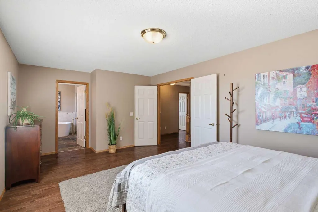 12 Edgeridge Green NW Calgary AB T3A 6A9