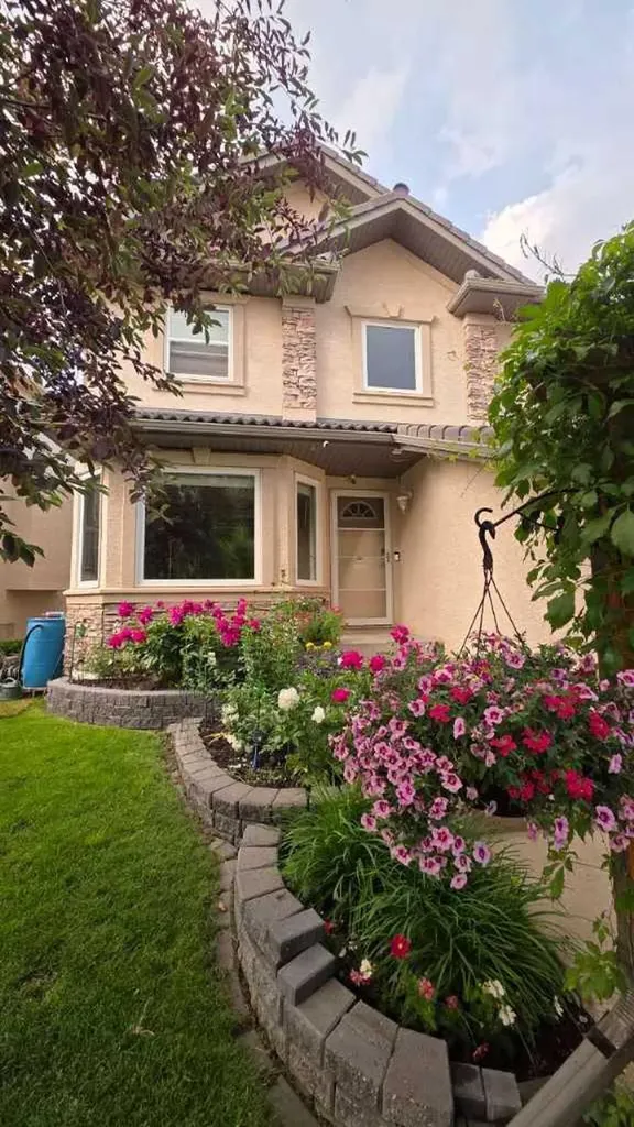 12 Edgeridge Green NW Calgary AB T3A 6A9