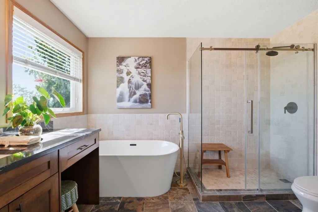 12 Edgeridge Green NW Calgary AB T3A 6A9