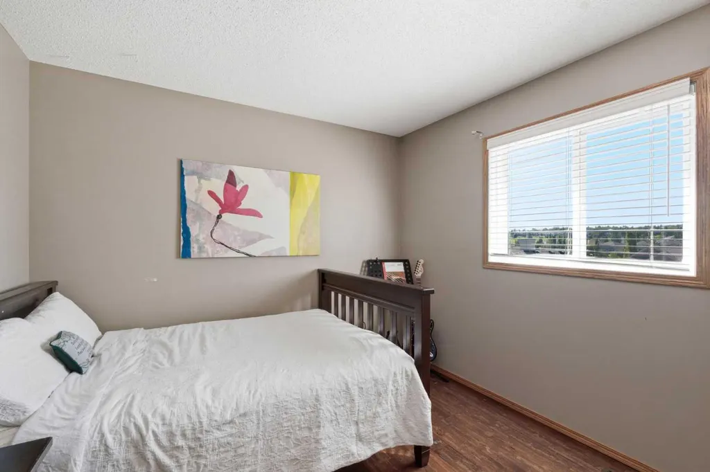 12 Edgeridge Green NW Calgary AB T3A 6A9