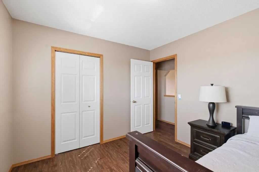 12 Edgeridge Green NW Calgary AB T3A 6A9