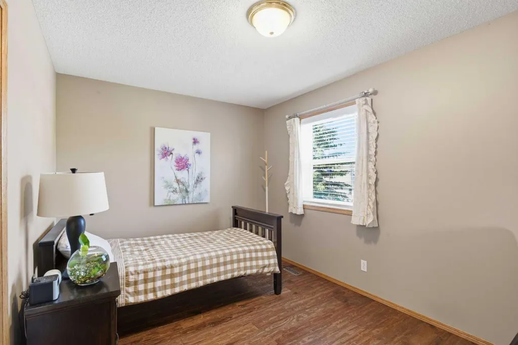 12 Edgeridge Green NW Calgary AB T3A 6A9
