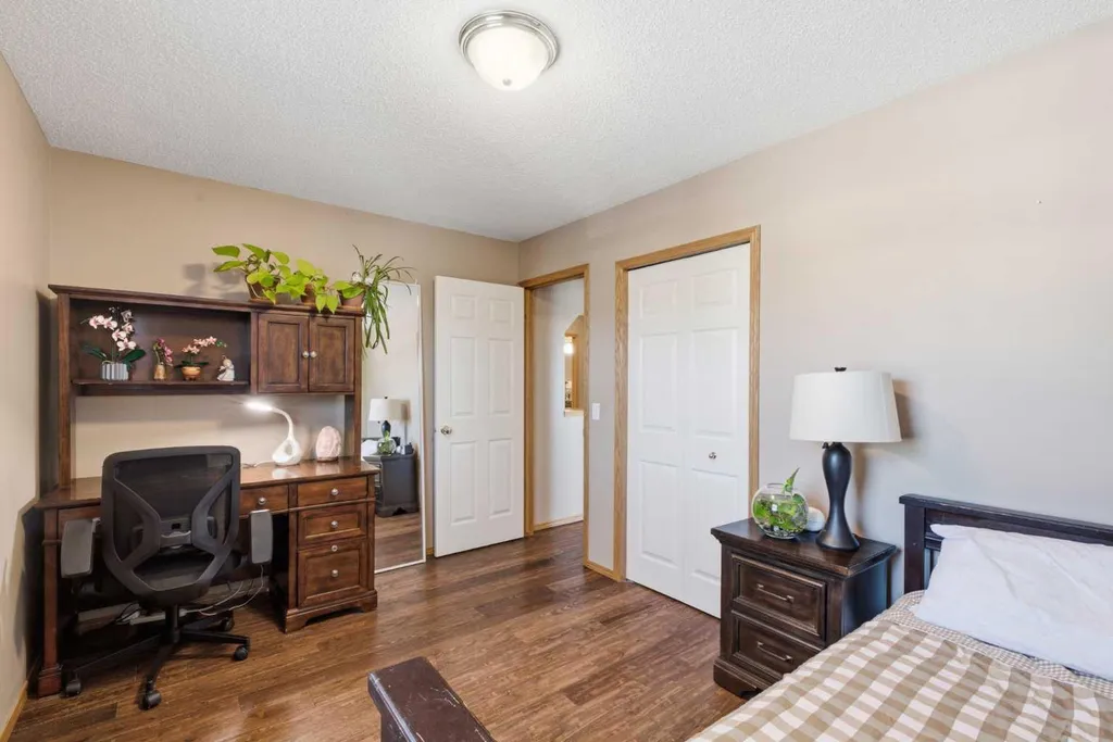 12 Edgeridge Green NW Calgary AB T3A 6A9