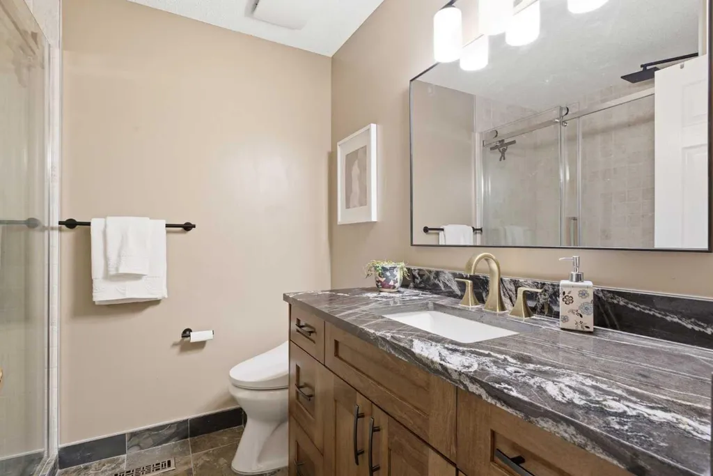 12 Edgeridge Green NW Calgary AB T3A 6A9