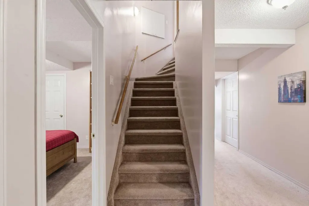 12 Edgeridge Green NW Calgary AB T3A 6A9