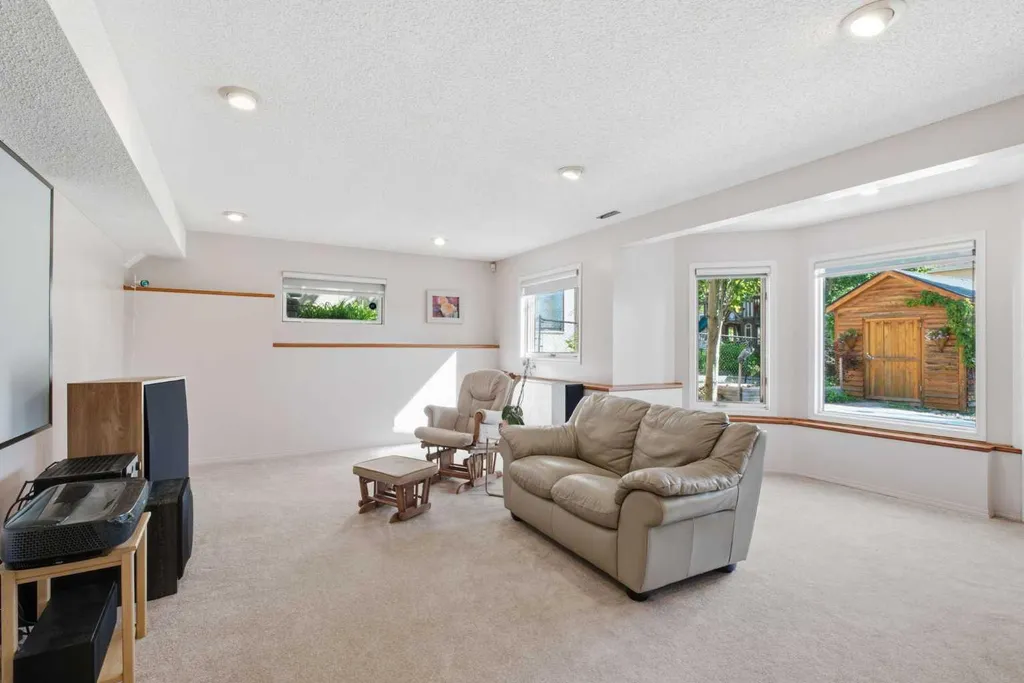 12 Edgeridge Green NW Calgary AB T3A 6A9
