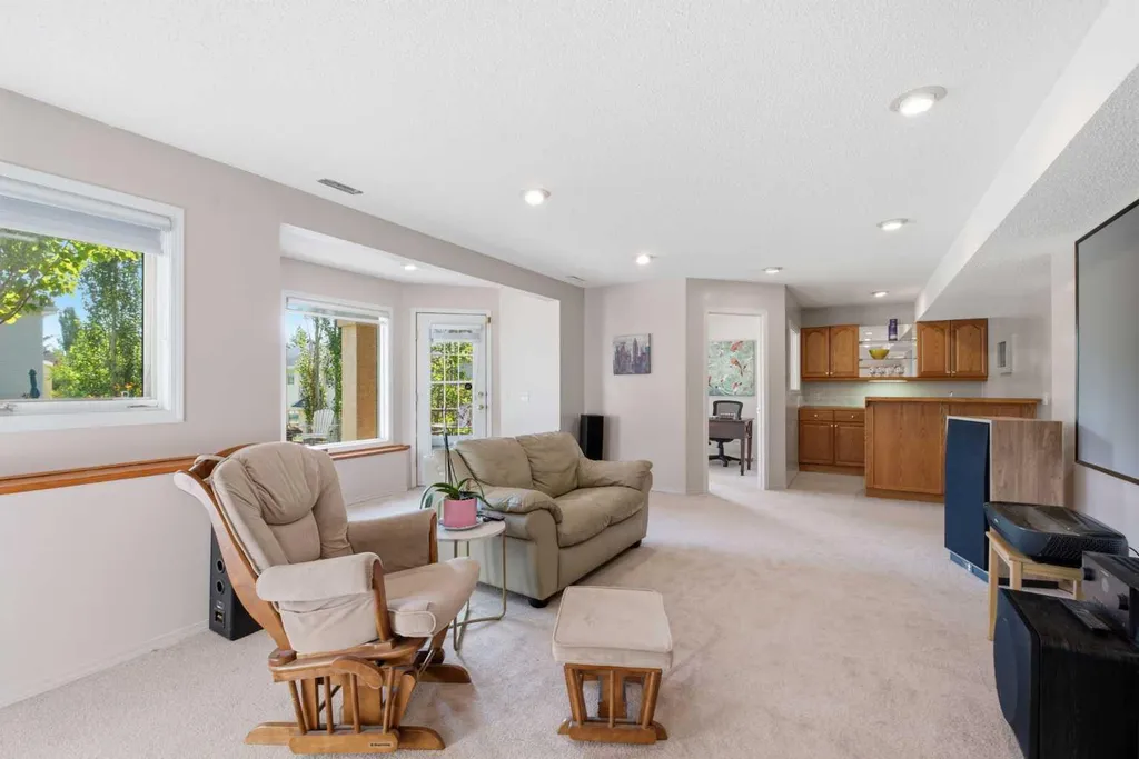 12 Edgeridge Green NW Calgary AB T3A 6A9