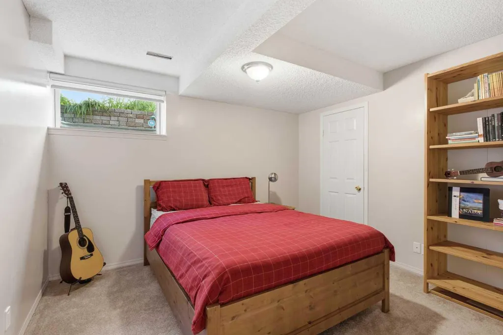 12 Edgeridge Green NW Calgary AB T3A 6A9