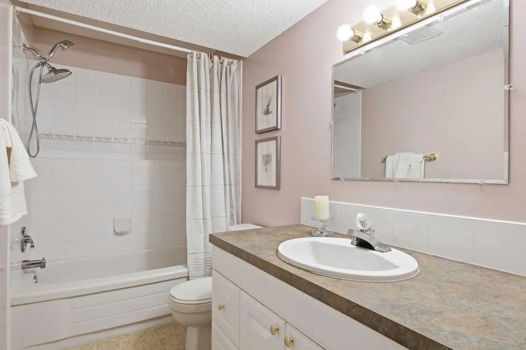12 Edgeridge Green NW Calgary AB T3A 6A9