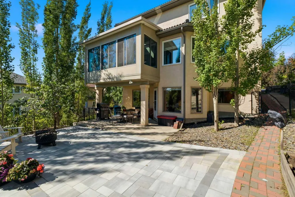 12 Edgeridge Green NW Calgary AB T3A 6A9