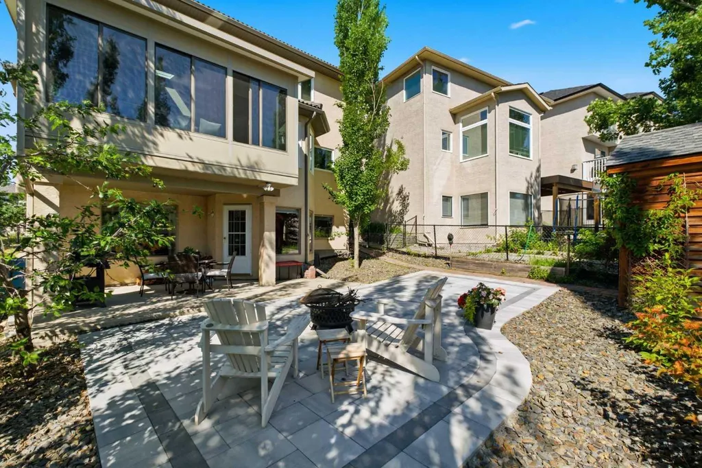 12 Edgeridge Green NW Calgary AB T3A 6A9