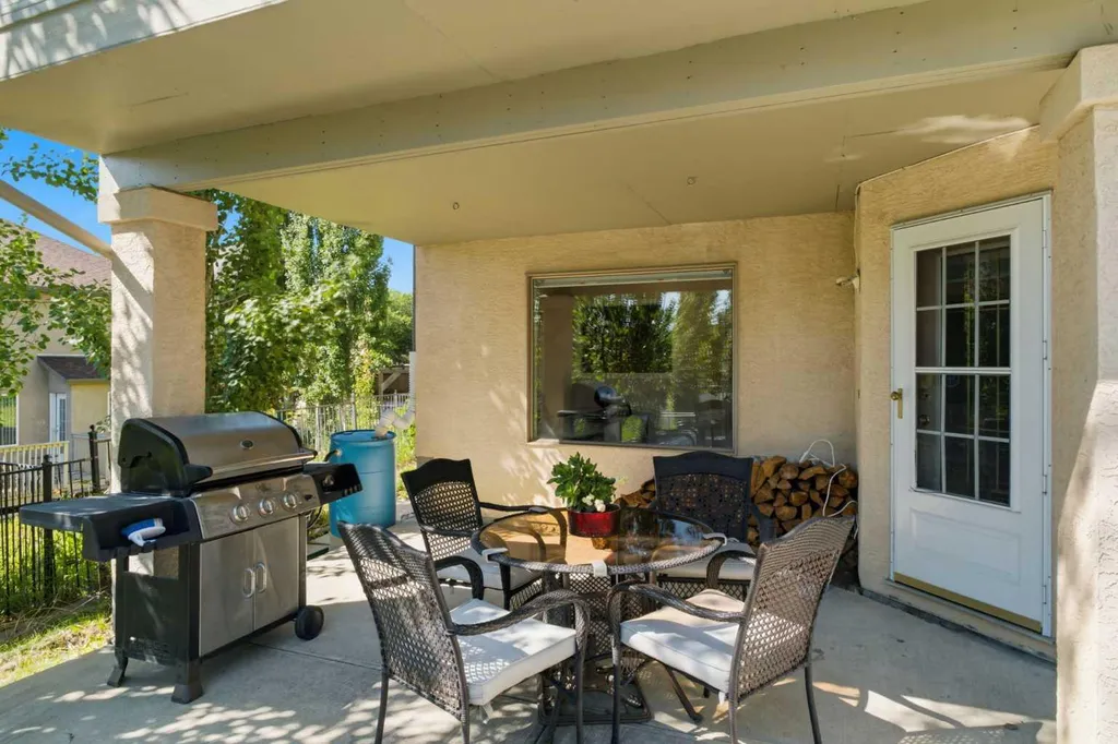 12 Edgeridge Green NW Calgary AB T3A 6A9