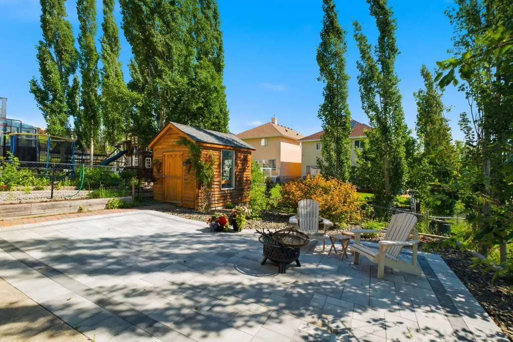 12 Edgeridge Green NW Calgary AB T3A 6A9