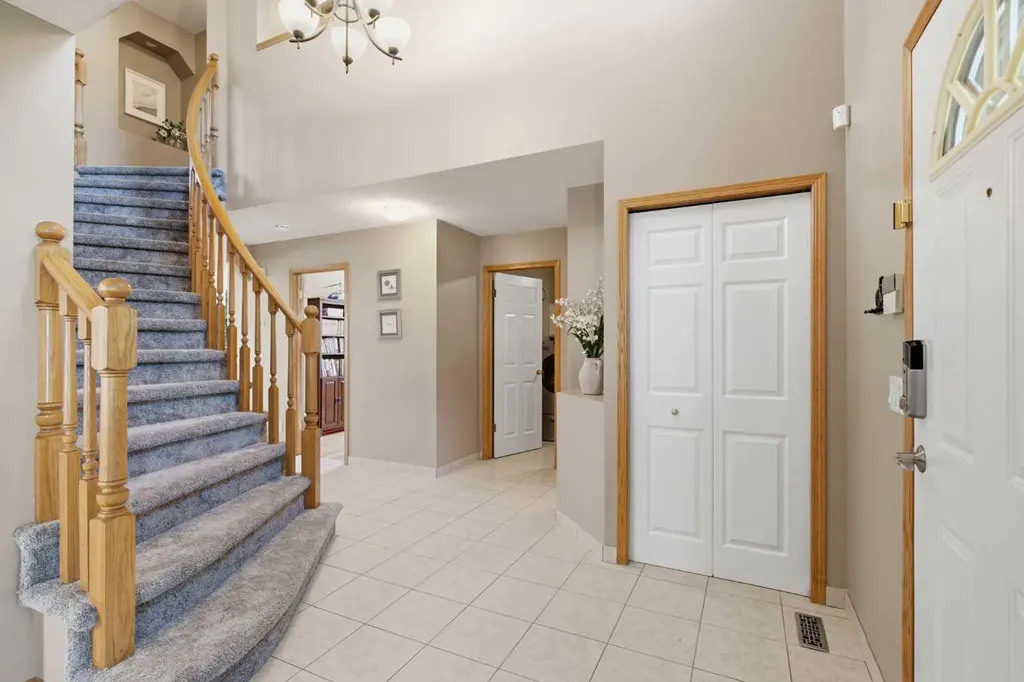 12 Edgeridge Green NW Calgary AB T3A 6A9