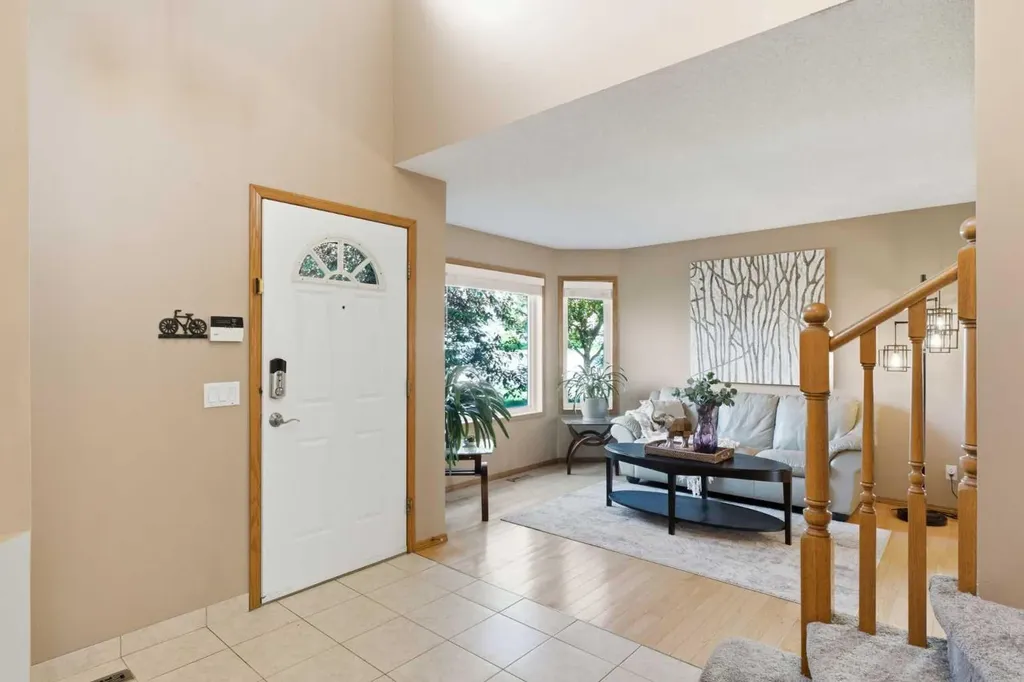 12 Edgeridge Green NW Calgary AB T3A 6A9